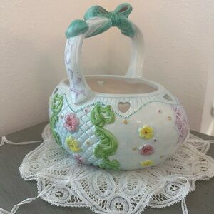 Vintage Ceramic Easter
Basket- Beautiful with bow